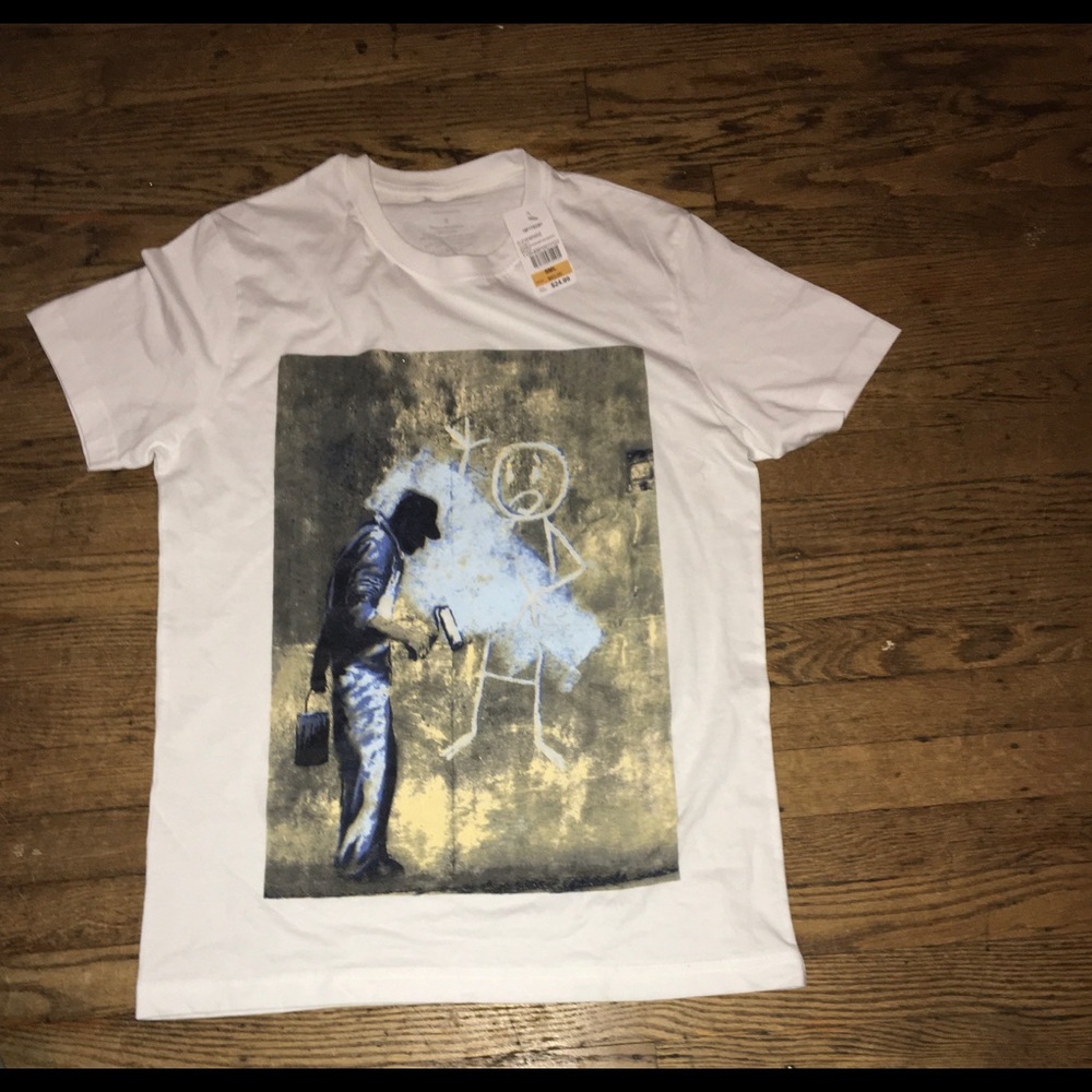 A men’s short sleeve shirt